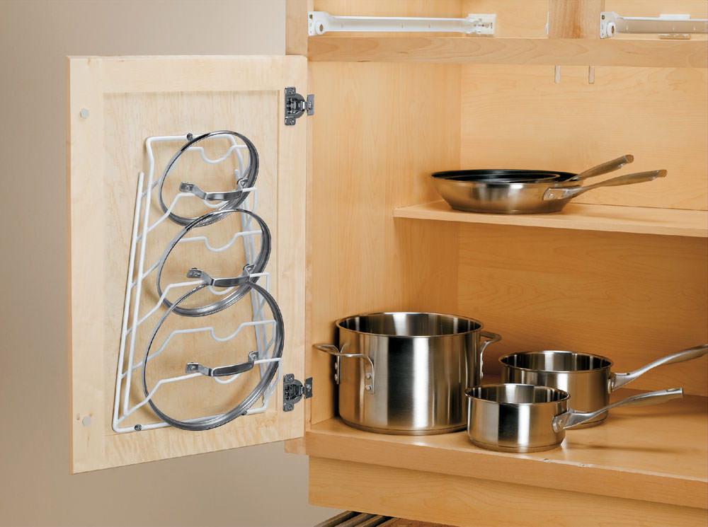 چیدمان ظروف داخل کابینت به وسیله قفسه نگهدارنده درب تابه و قابلمه